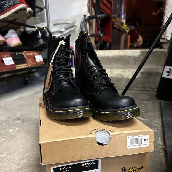 NWT Dr. Martens 1460 W (Black Nappa Leather) Women's Lace-Up Boots - Picture 2 of 4